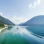 Superior Tiroler Madl Chalet