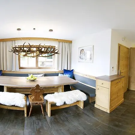 Superior Tiroler Madl 木屋 阿亨基希